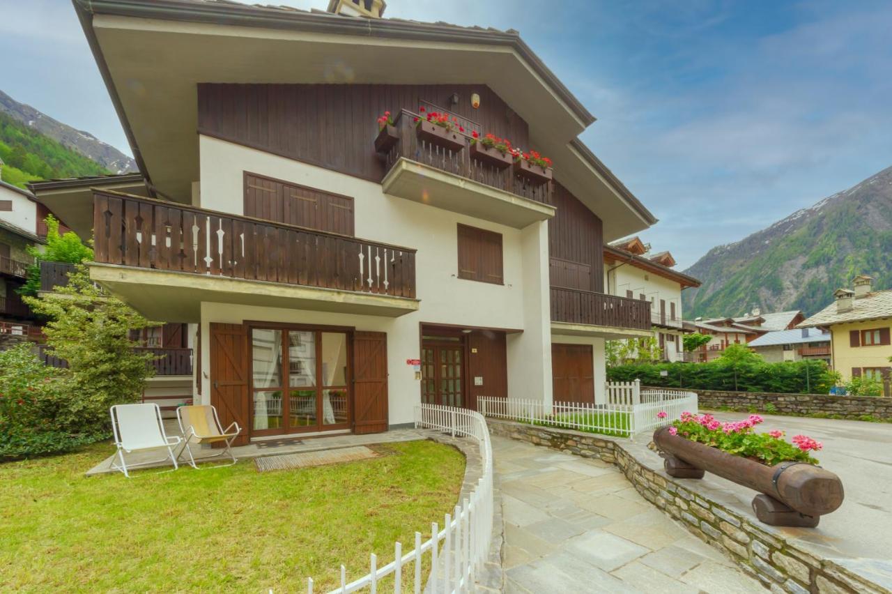 Casa Julie - Accogliente Rifugio Nella Quiete - Cour 0157 Appartement Courmayeur Buitenkant foto